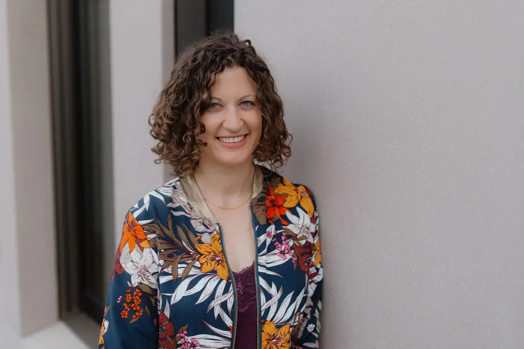 Dr. med. Teresa Dötterl, systemische Therapeutin vor ihrer Praxis